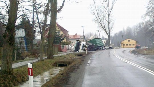 Liśnik Mały: Zderzenie ciężarówek. Tir w rowie