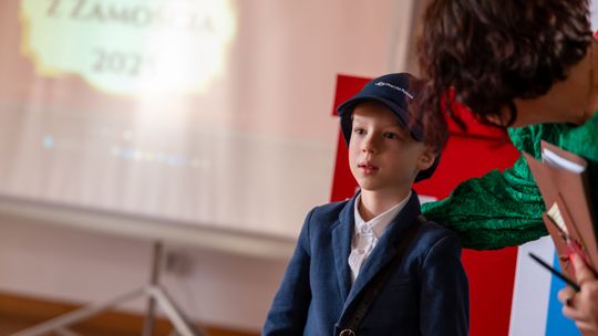 Listonosz dostarczy widoki Zamościa. Obrazki dzieci na znaczkach i pocztówkach