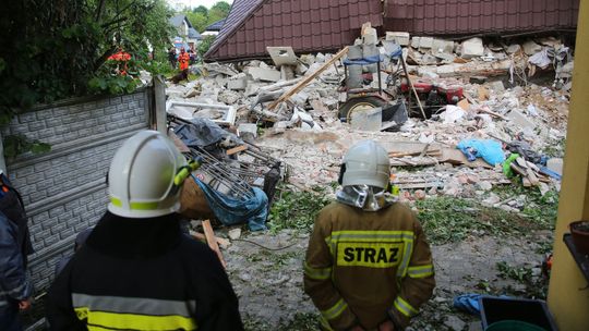 Listonosz ocalały po wybuchu gazu w Chodlu walczy o życie. Trwa zbiórka na odbudowę domu