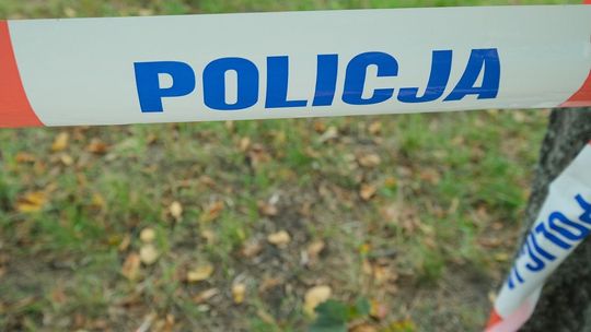 Listonosz znalazł w mieszkaniu dwa ciała. Mężczyzna zadławił się boczkiem, kobieta zmarła z wycieńczenia