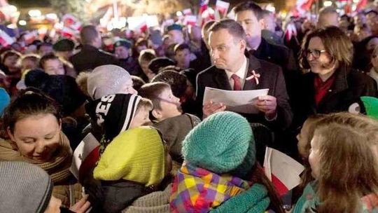 Listopadowy wieczór z prezydentem Dudą. Takich tłumów na Placu Wolności dawno nie było