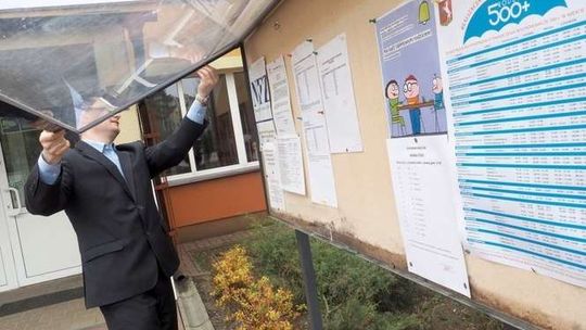 Listy przyjętych do klas pierwszych wywieszone. Gdzie nauczyciele stracą pracę?