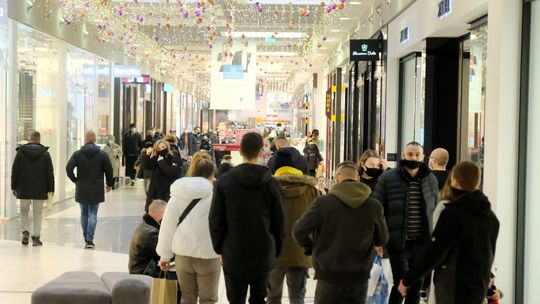 Lockdown. Sklepy w galeriach handlowych w poniedziałek się nie otworzą. Ciuchlandy mają raj