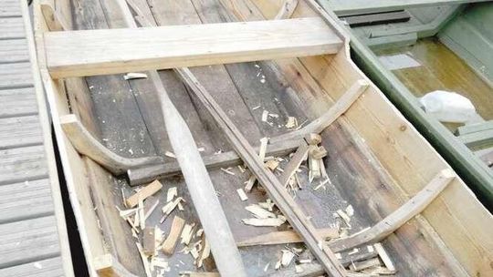 Łódka była o 6 cm za szeroka na niższą opłatę w porcie. Znalazł jednak rozwiązanie