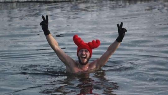 Lodowata kąpiel w Bystrzycy. Morsy wskoczyły do wody (zdjęcia)