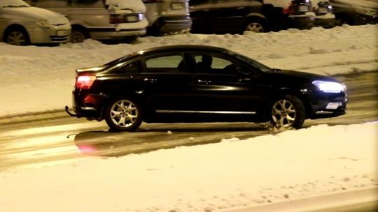 Lodowisko na ulicach Lublina. Samochody się ślizgają [wideo]