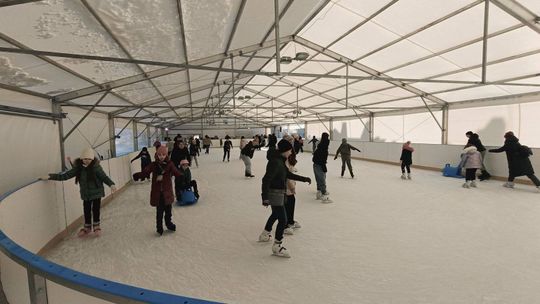 Lodowisko pęka w szwach. Zamkną je później, niż zakładali