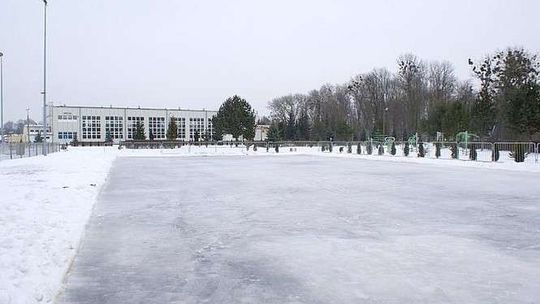 Lodowisko w Hrubieszowie. Gratisowe ślizganie pod chmurką