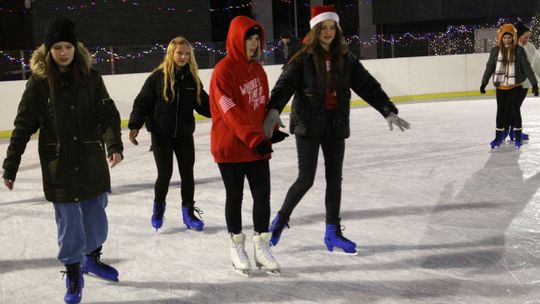Lodowisko w Puławach otwarte w deszczu. Są nowe ceny