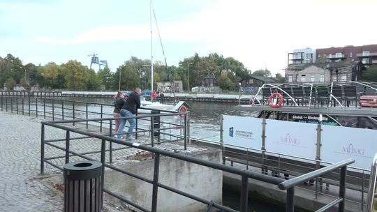 Łódź turystyczna przewróciła się przepływając obok holownika. Trzy osoby utonęły