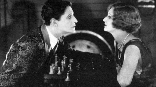 "Lokator" Hitchcocka w DKF Benshi