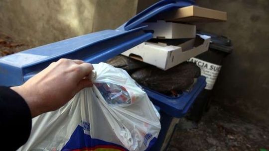 Lokatorzy nie płacą za wywóz śmieci? Urzędnicy mają sposób. Pomaga im... 500+