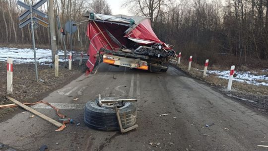 Lokomotywa zmiażdżyła ciężarówkę. Kierowca miał szczęście
