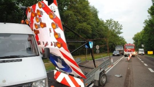 Łopiennik: Kierowca busa wjechał w znak ostrzegający o robotach drogowych