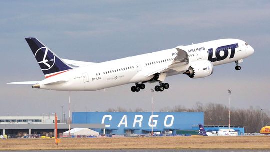 LOT liczy na pilotów z Chełma. Uczelnia podpisała umowę z przewoźnikiem