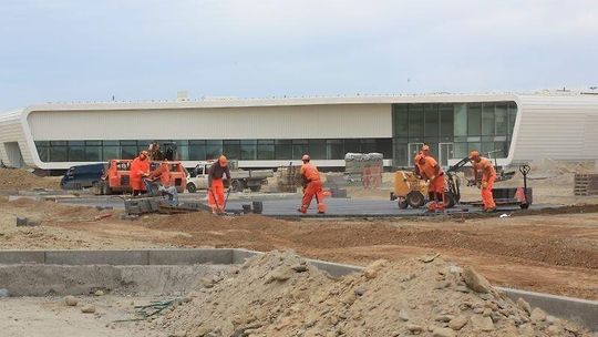 Lotnisko czeka na odbiór. Prace już tylko przy parkingu i drodze startowej