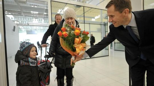 Lotnisko Lublin: 10-tysięczny pasażer dostał długopis i kwiaty
