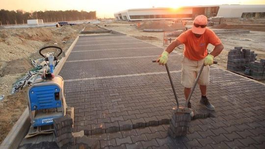Lotnisko Lublin. Budują drogi parkingi i chodniki (zdjęcia)