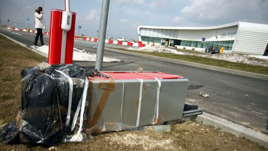 Lotnisko Lublin: Niesprawne toalety, nieczynne parkometry. \"Takich mamy pasażerów\"