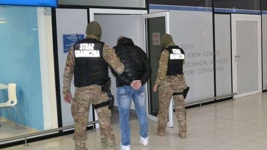 Lotnisko Lublin. Pasażer samolotu obmacywał stewardessę, awantura na pokładzie Ryanaira