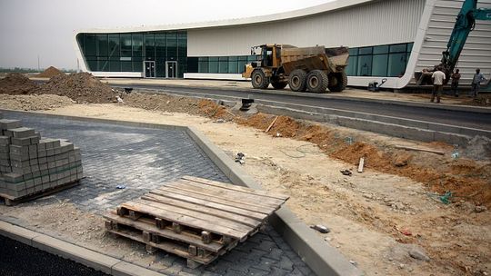 Lotnisko Lublin: Walizki będą terkotać na bruku. Przez tańszą kostkę