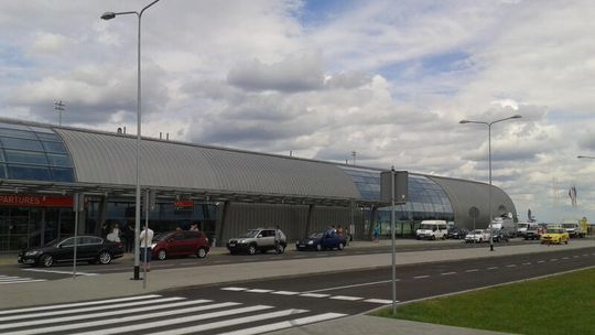 Lotnisko Modlin. Część pasa zamknięta. Będą ją naprawiać