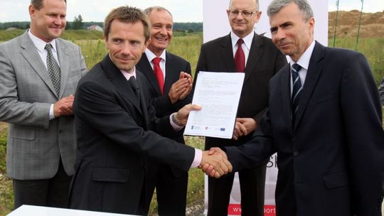 Lotnisko: Umowa na budowę pasa startowego podpisana