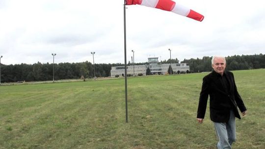 Lotnisko w Białej Podlaskiej: Samoloty utknęły w papierach