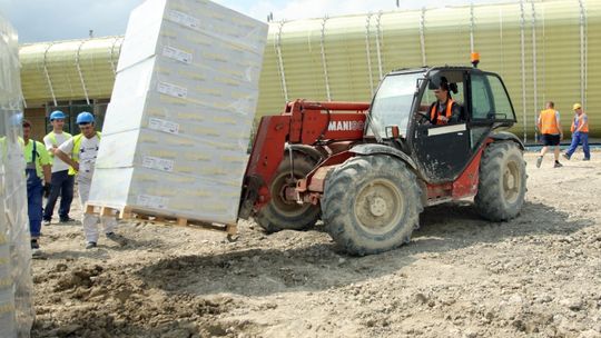 Lotnisko w Świdniku: Budują i wciąż zatrudniają (zdjęcia)