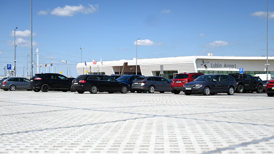 Lotnisko w Świdniku gotowe na wakacyjny szczyt. Przybyło ponad 260 nowych miejsc parkingowych