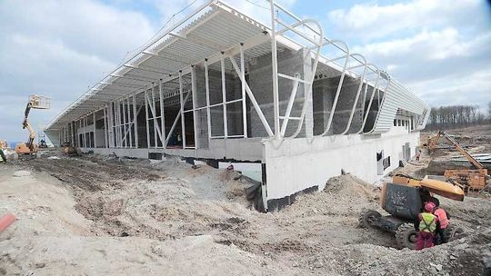 Lotnisko w Świdniku: Pędzą z terminalem (zdjęcia)