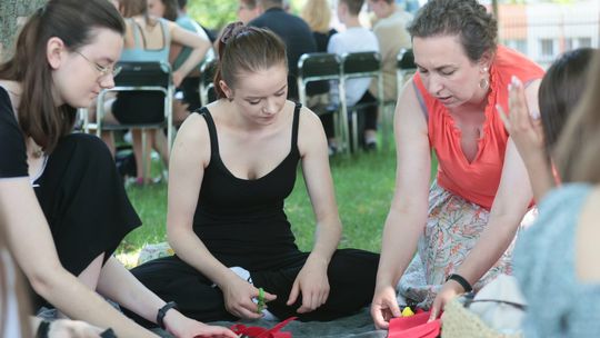 Loty dronem i dyrektor przy grillu. Piknik Kopernikański w IX LO w Lublinie