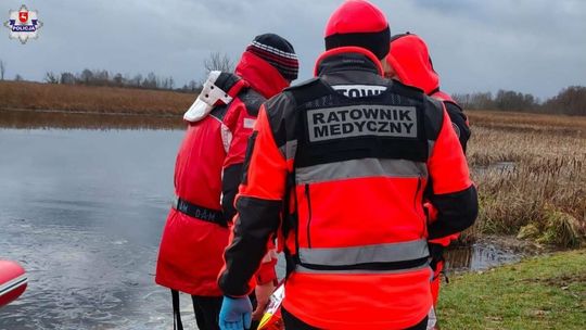 Łowił ryby. Nagle wypadł z łódki do lodowatej wody 