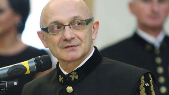 LPEC: Prezes bez konkursu, pensja większa o 3900 zł