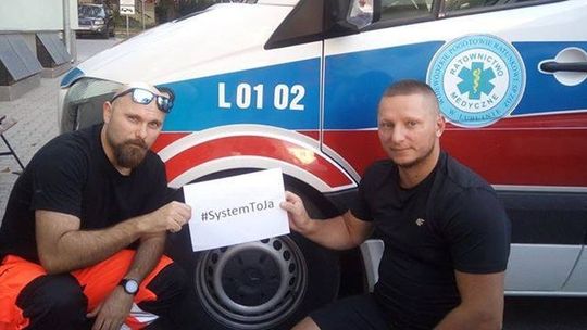 LSM: Kobieta weszła na barierkę i chciała skoczyć z balkonu. Oni ją uratowali