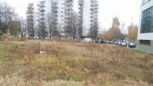 LSM: Mieszkańcy prosili, właściciel zdjął ogrodzenie. Działka jest na sprzedaż