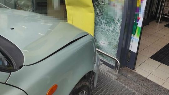 Lubartów: 70-latka wjechała w drzwi sklepu