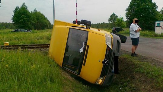 Lubartów: Osobówka wepchnęła dostawczaka do rowu