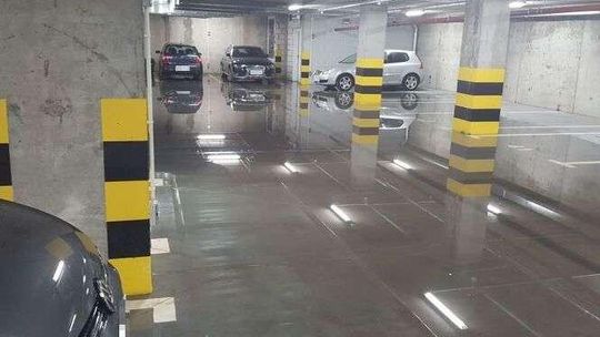 Lubartowska: Woda podmywa parking podziemny (zdjęcia)