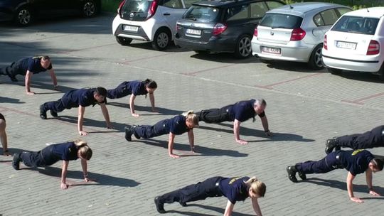 Lubelscy strażnicy miejscy w #GaszynChallenge. Robili pompki w szczytnym celu [wideo]