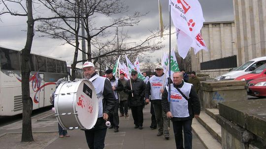 Lubelscy związkowcy \"Solidarności\" przed Sejmem (zdjęcia)