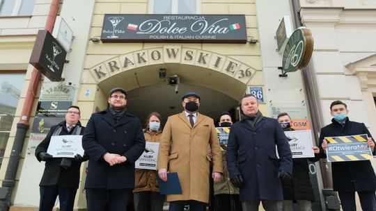 Lubelska Konfederacja pozuje na tle „zamkniętej” restauracji. Jej właściciel ogłasza co innego