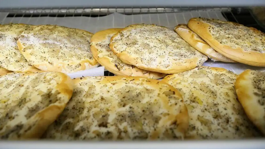 cebularze lubelskie rozłożone na ruszcie