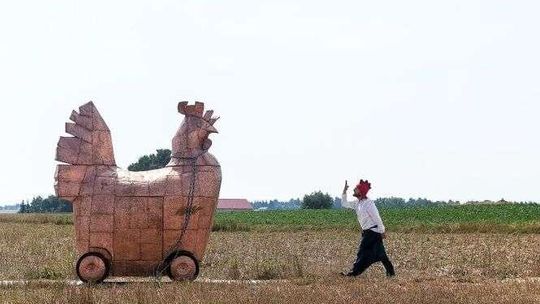 Lubelska kura w świecie reklamy. Skąd się wziął blaszany ptak?