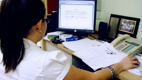 Lubelska Lista Płac: Ile zarabia sekretarka i bibliotekarka?