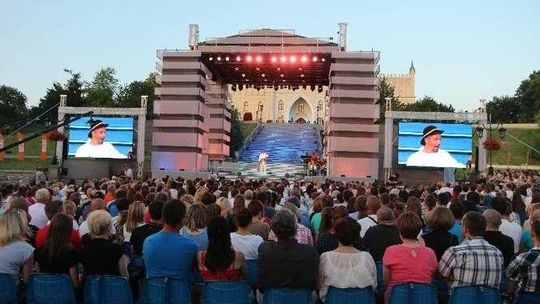 Lubelska Noc Kabaretowa. Kabarety przyciągnęły tłumy na plac Zamkowy (zdjęcia)