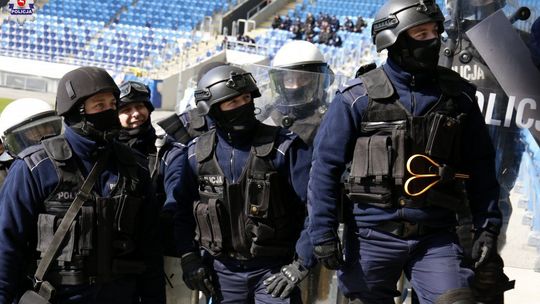 Lubelska policja szykuje się na piłkarskie Mistrzostwa Świata. Mundurowi ćwiczyli na stadionie