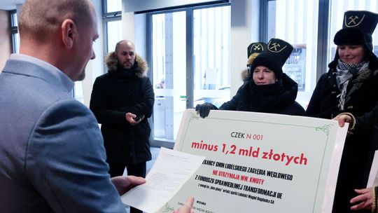 Lubelski marszałek dostał czek, ale pewnie się z tego nie cieszy. Ponad miliard zł, którego nie dostaniemy