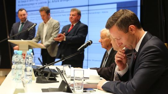 Lubelski marszałek zarobi więcej. Radni także