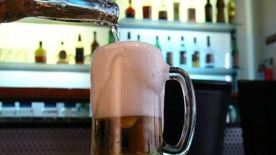 Lubelski poseł pyta o zakaz reklamowania piwa w TV. Znamy odpowiedź rządu